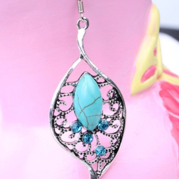 A&C GIFTS & DECOR. NEW, PROVOCATIVE TOURQUOISE & CRYSTAL EARRRINGS - Picture 4 of 5